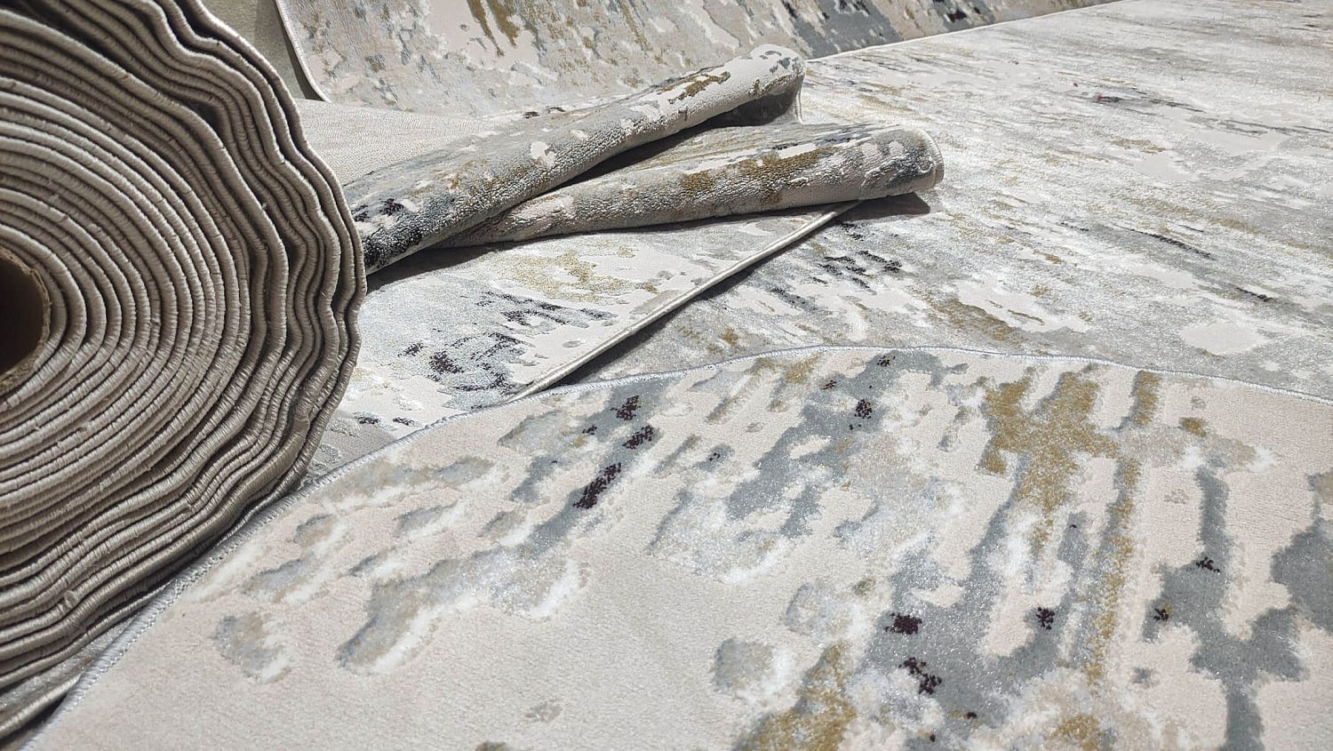 ковер каскад 25632 24346. Ворс различной высоты - интересный эффект объема рисунка. Мягкий упругий ковер 25632 Прямой для спальной, гостиной. Приятные пастельные тона - насыщенность спокойного домашнего интерьера. Голубой Крем, . Абстракция. ковер каскад 25632 24346