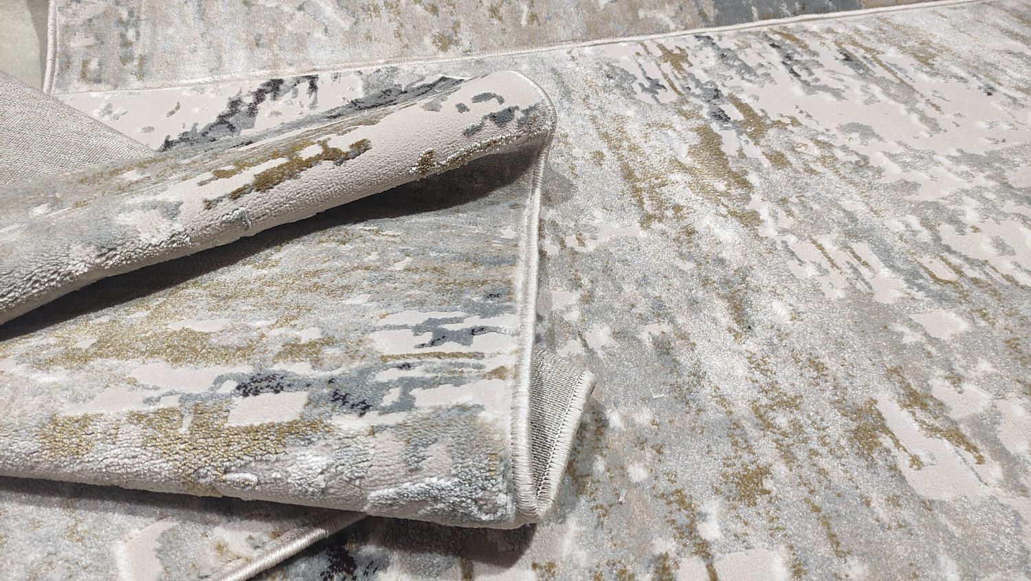 ковер каскад 25632 24346. Ворс различной высоты - интересный эффект объема рисунка. Мягкий упругий ковер 25632 Прямой для спальной, гостиной. Приятные пастельные тона - насыщенность спокойного домашнего интерьера. Голубой Крем, . Абстракция. ковер каскад 25632 24346